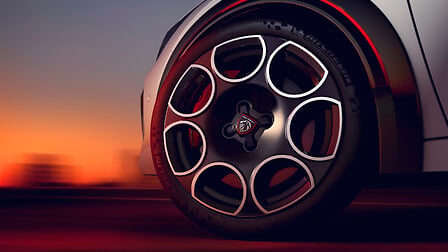 Detalle de la llanta del Peugeot E-208 GTi